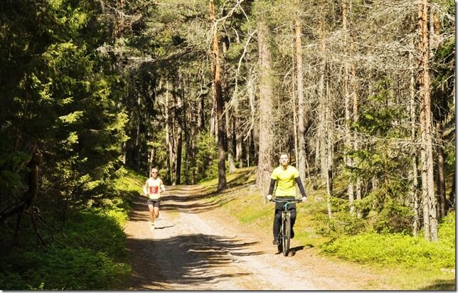 Ruhnu maratoni k&auml;biteed ja esimene jooksja koos jalgratturiga