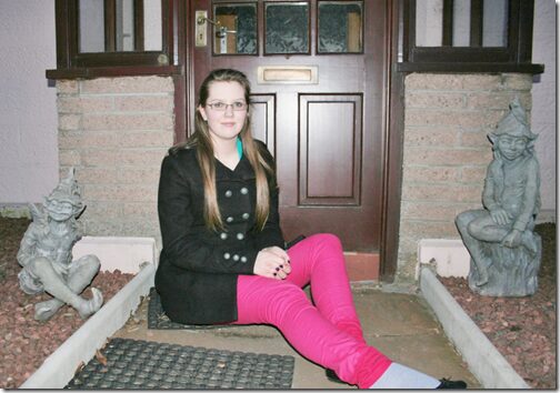 Kreete on Marise maja ees